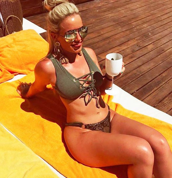 Ngắm thân hình bốc lửa của bạn gái Jordan Pickford - Ảnh 2.