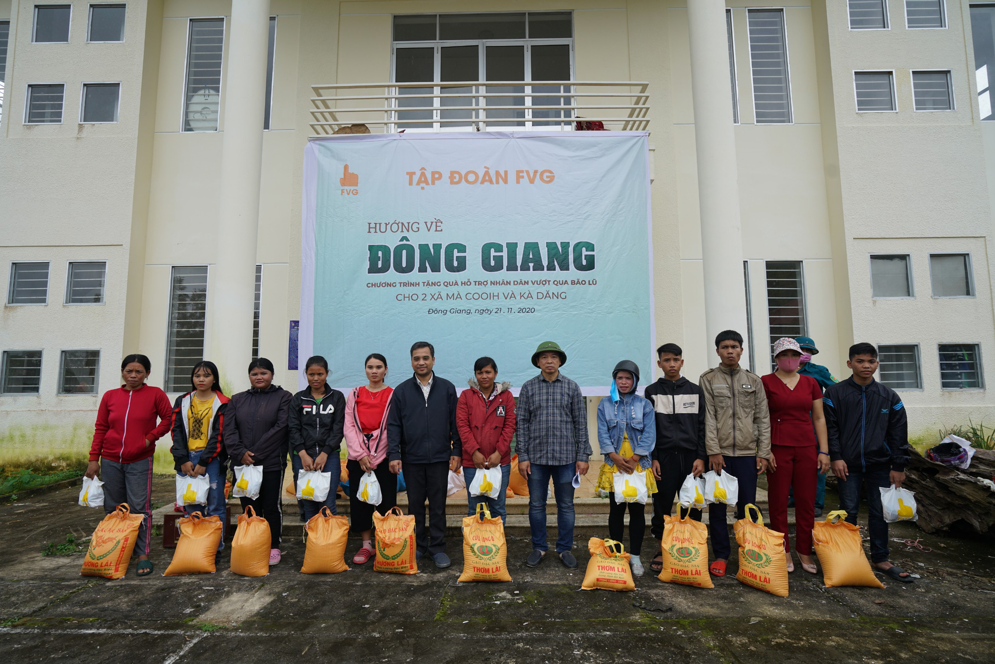 Quảng Nam: Tập đoàn FVG tặng 1100 suất quà hỗ trợ đồng bào miền núi bị ảnh hưởng do bão lũ - Ảnh 2. Quảng Nam: Tập đoàn FVG tặng 1100 suất quà hỗ trợ đồng bào miền núi bị ảnh hưởng do bão lũ - Ảnh 2.