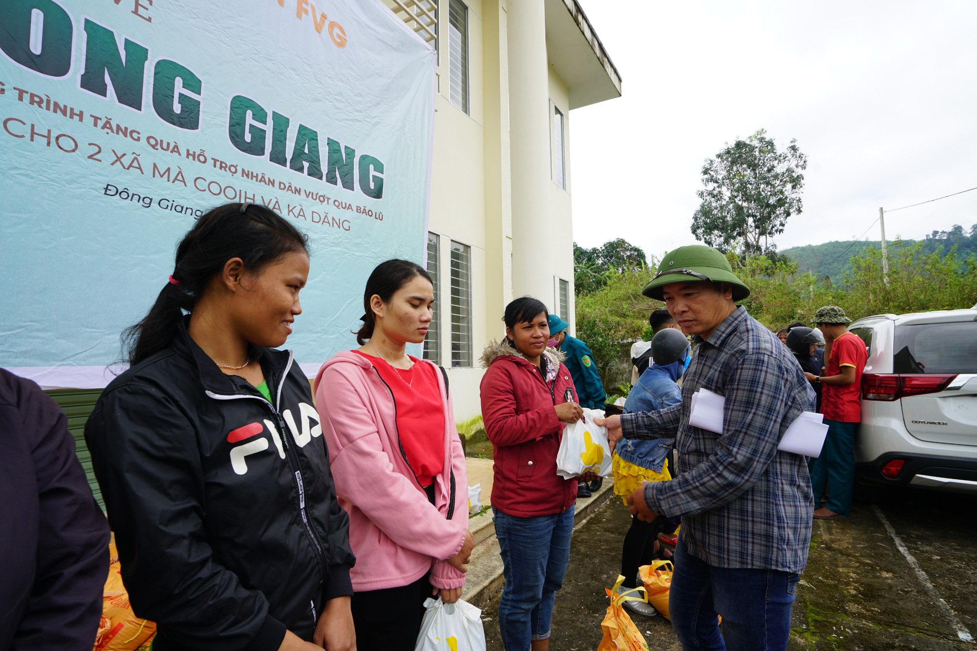 Quảng Nam: Tập đoàn FVG tặng 1100 suất quà hỗ trợ đồng bào miền núi bị ảnh hưởng do bão lũ - Ảnh 4. Quảng Nam: Tập đoàn FVG tặng 1100 suất quà hỗ trợ đồng bào miền núi bị ảnh hưởng do bão lũ - Ảnh 4.
