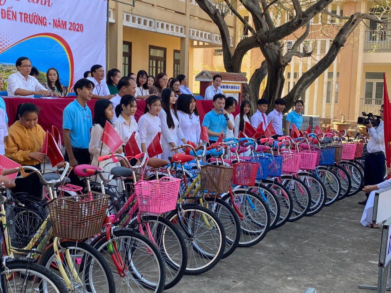 Agribank Quảng Ngãi tiếp nối chương trình "Đồng hành cùng em đến trường" năm 2020 - Ảnh 2. Agribank Quảng Ngãi tiếp nối chương trình "Đồng hành cùng em đến trường" năm 2020 - Ảnh 2.