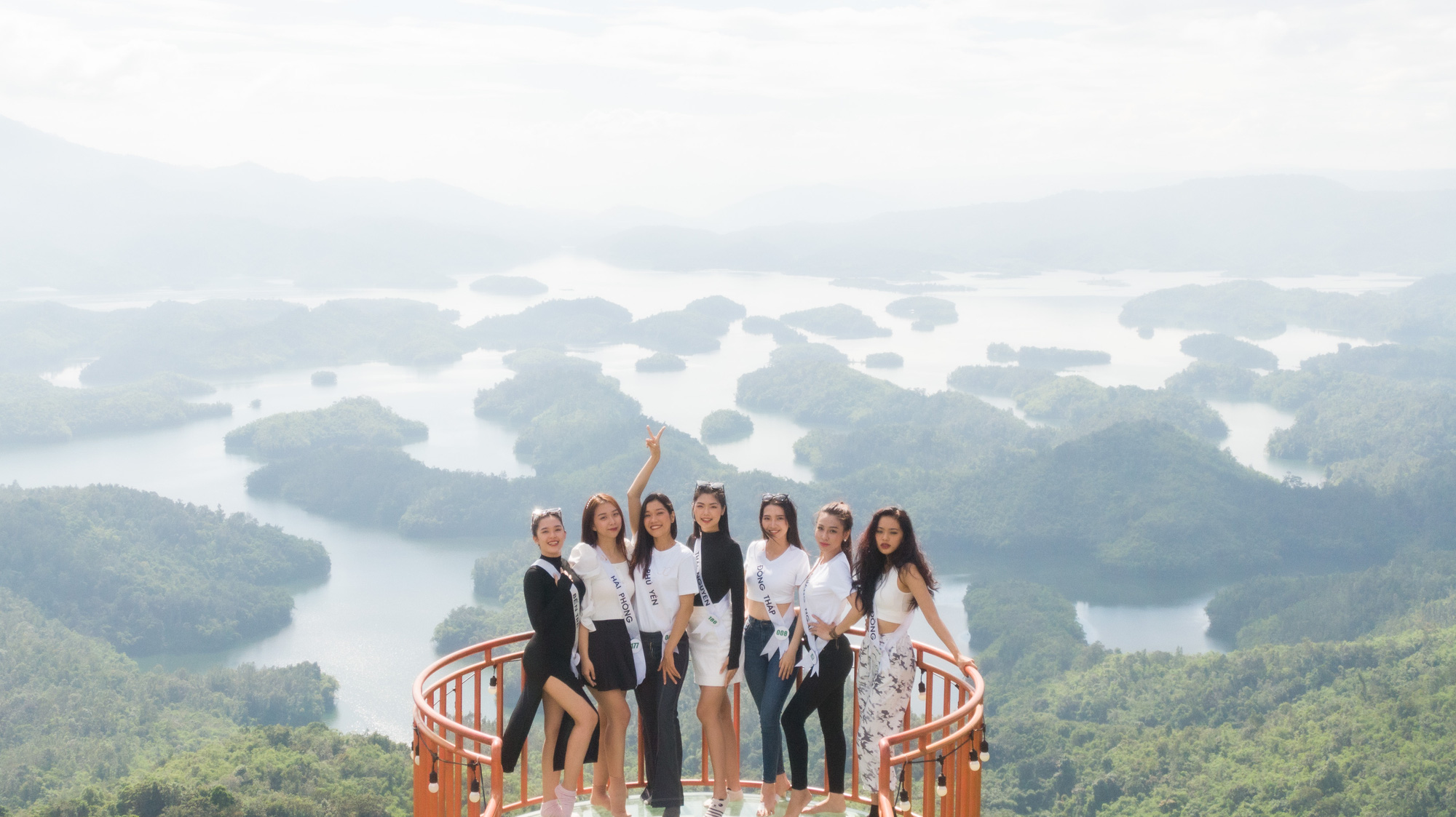 Ngắm thí sinh Miss Tourism Vietnam 2020 rạng rỡ ở  Vườn quốc gia Tà Đùng - Ảnh 6.