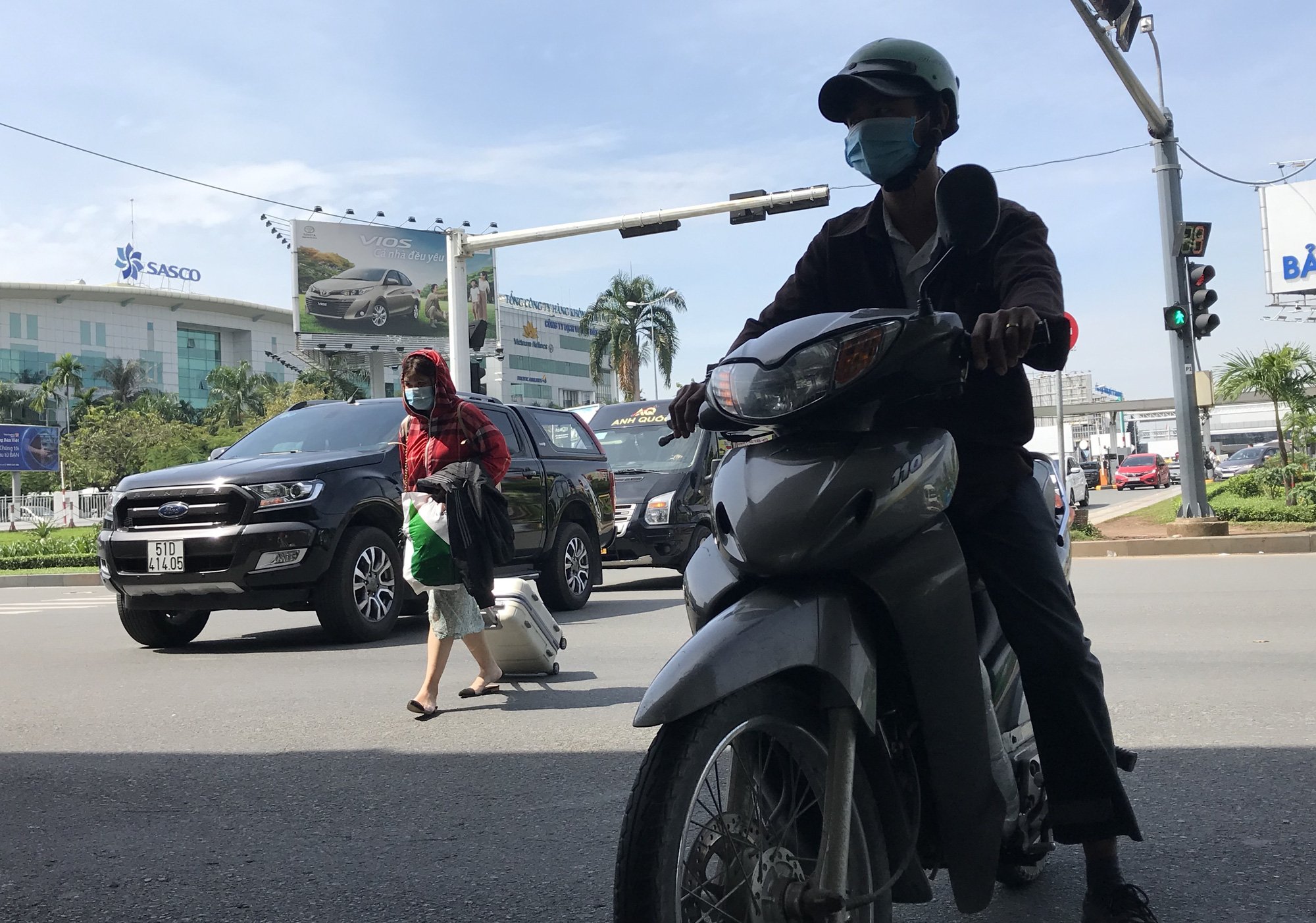 Khách vã mồ hôi, vác vali ra khỏi sân bay Tân Sơn Nhất,  cắt ngang làn ô tô để đón xe - Ảnh 4.