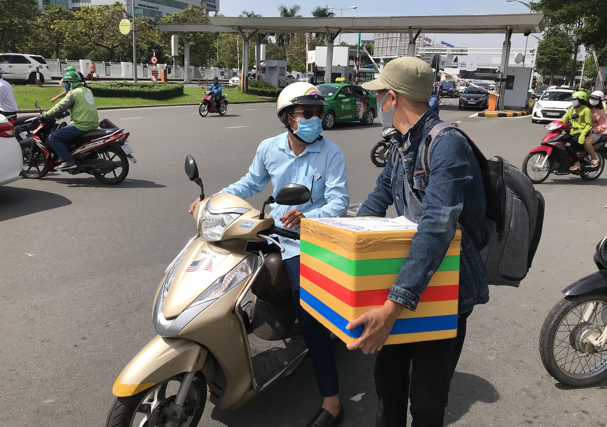 Khách vã mồ hôi, vác vali ra khỏi sân bay Tân Sơn Nhất,  cắt ngang làn ô tô để đón xe - Ảnh 3.