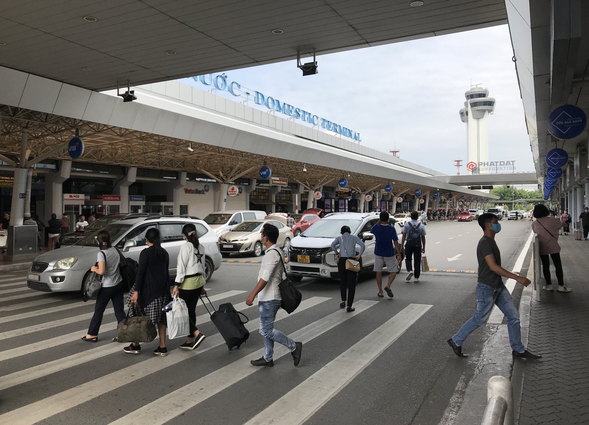 Khách vã mồ hôi, vác vali ra khỏi sân bay Tân Sơn Nhất,  cắt ngang làn ô tô để đón xe - Ảnh 7.