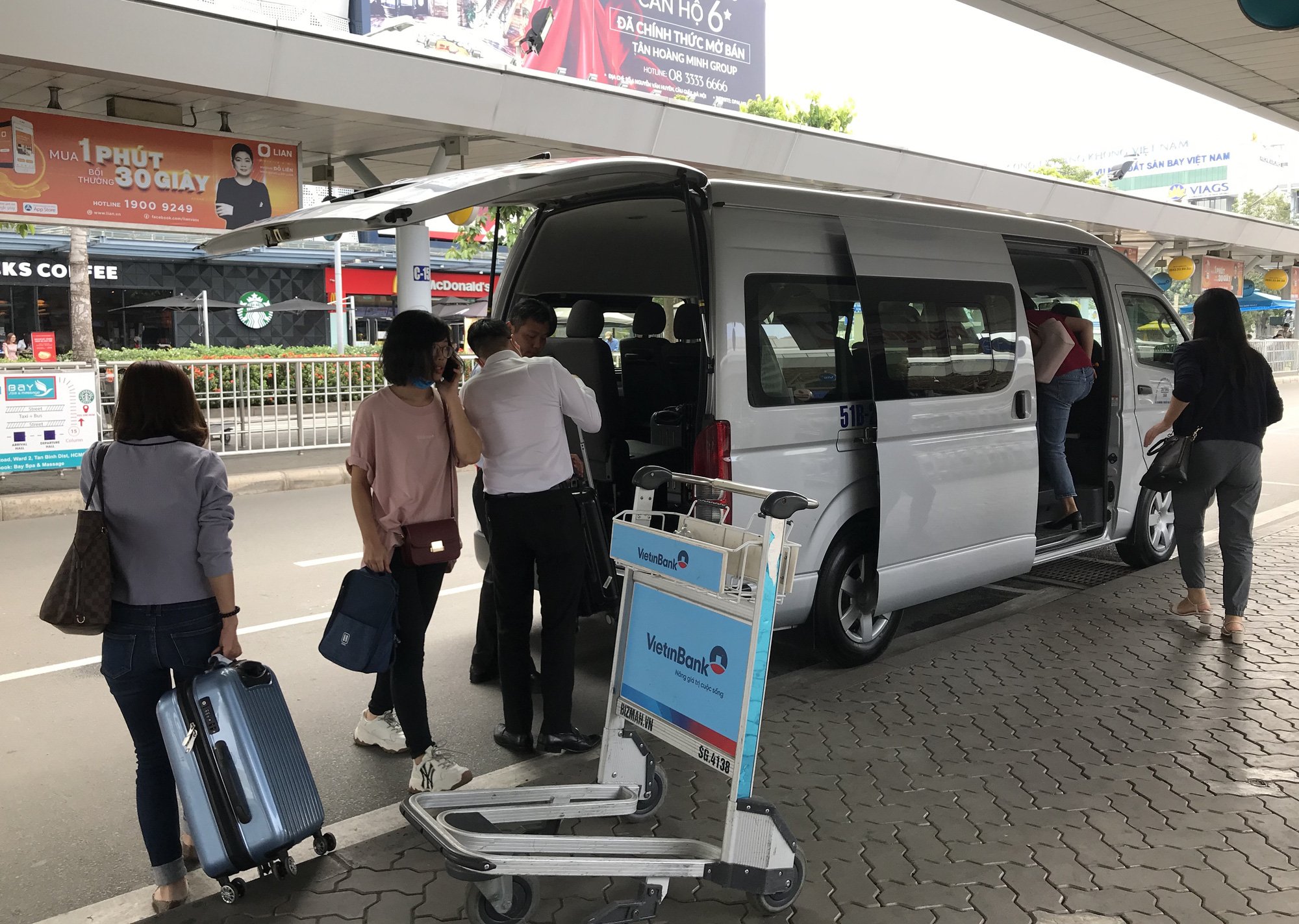 Khách vã mồ hôi, vác vali ra khỏi sân bay Tân Sơn Nhất,  cắt ngang làn ô tô để đón xe - Ảnh 8.