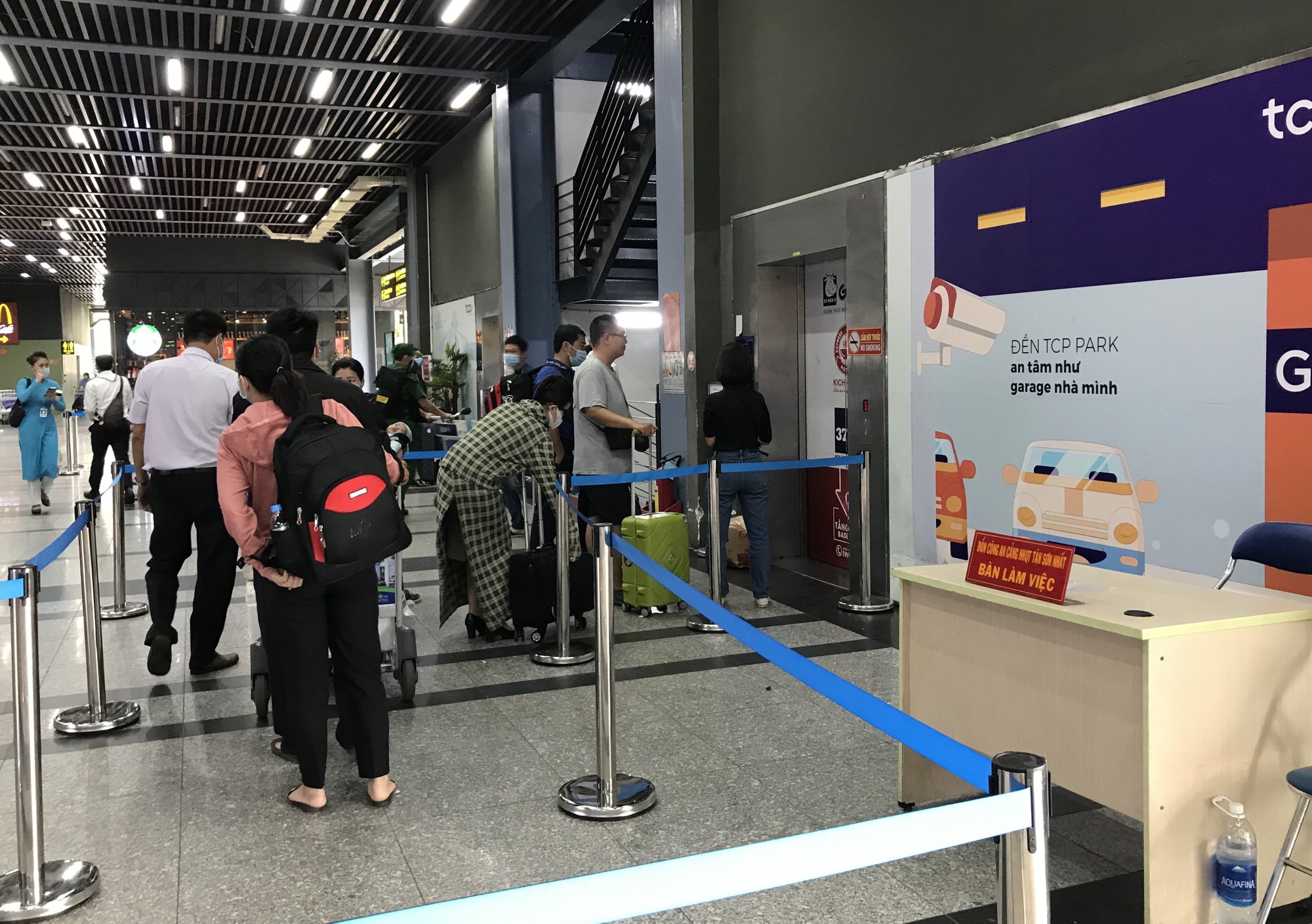 Khách vã mồ hôi, vác vali ra khỏi sân bay Tân Sơn Nhất,  cắt ngang làn ô tô để đón xe - Ảnh 10.