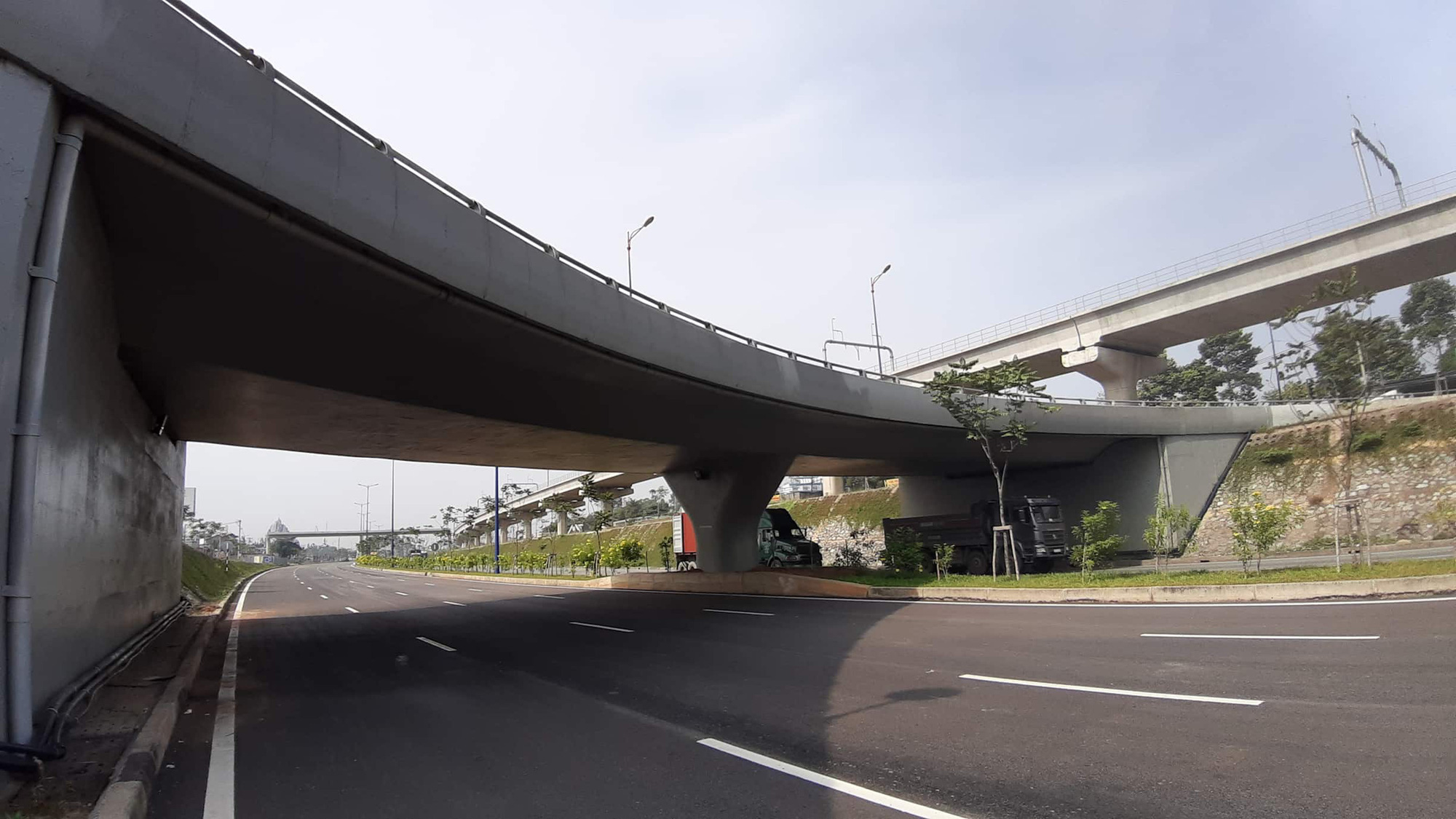 Xa lộ Hà Nội: Dài cổ chờ… thu phí - Ảnh 1.