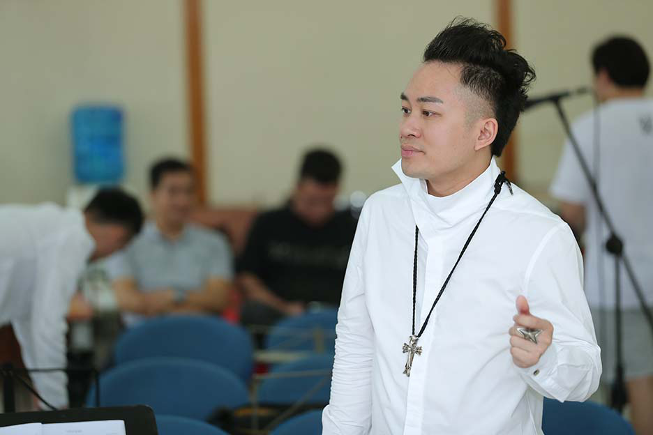 Diện giầy đỏ cùng sơ mi trắng, Tùng Dương làm đỏm chăm chỉ tập luyện trước giờ G của livehsow  - Ảnh 4.