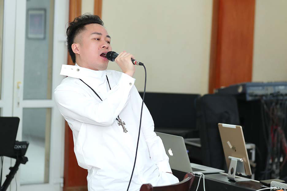 Diện giầy đỏ cùng sơ mi trắng, Tùng Dương làm đỏm chăm chỉ tập luyện trước giờ G của livehsow  - Ảnh 1.