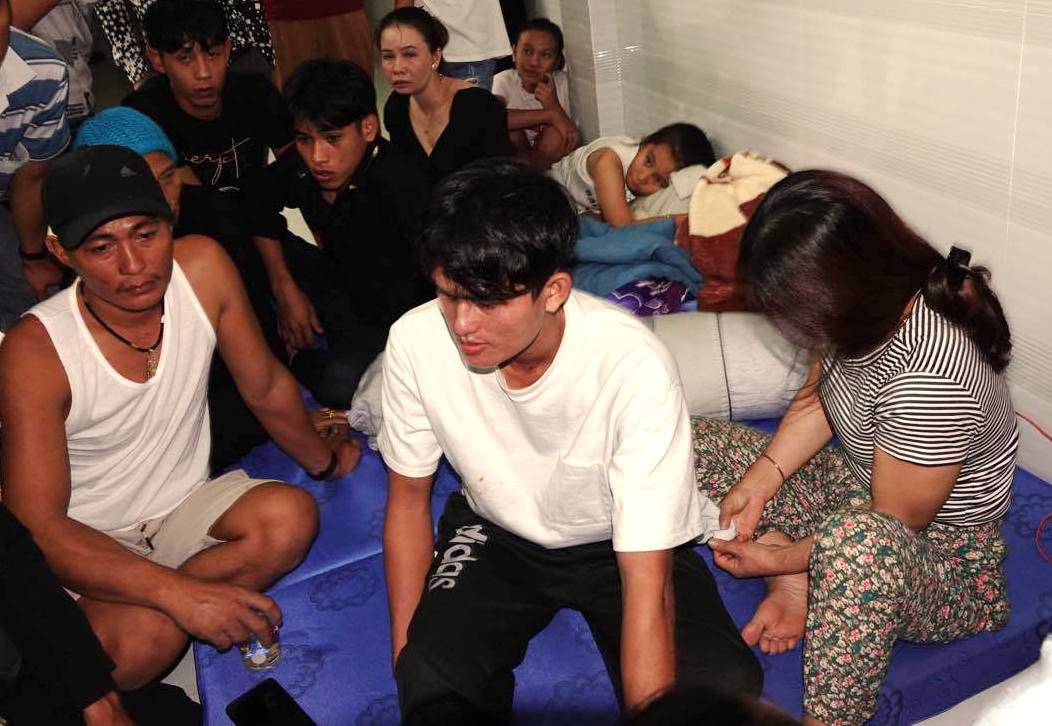 48 giờ “vật lộn” với sóng dữ: “Ăn phao xốp, uống nước mưa cầm hơi” - Ảnh 1.