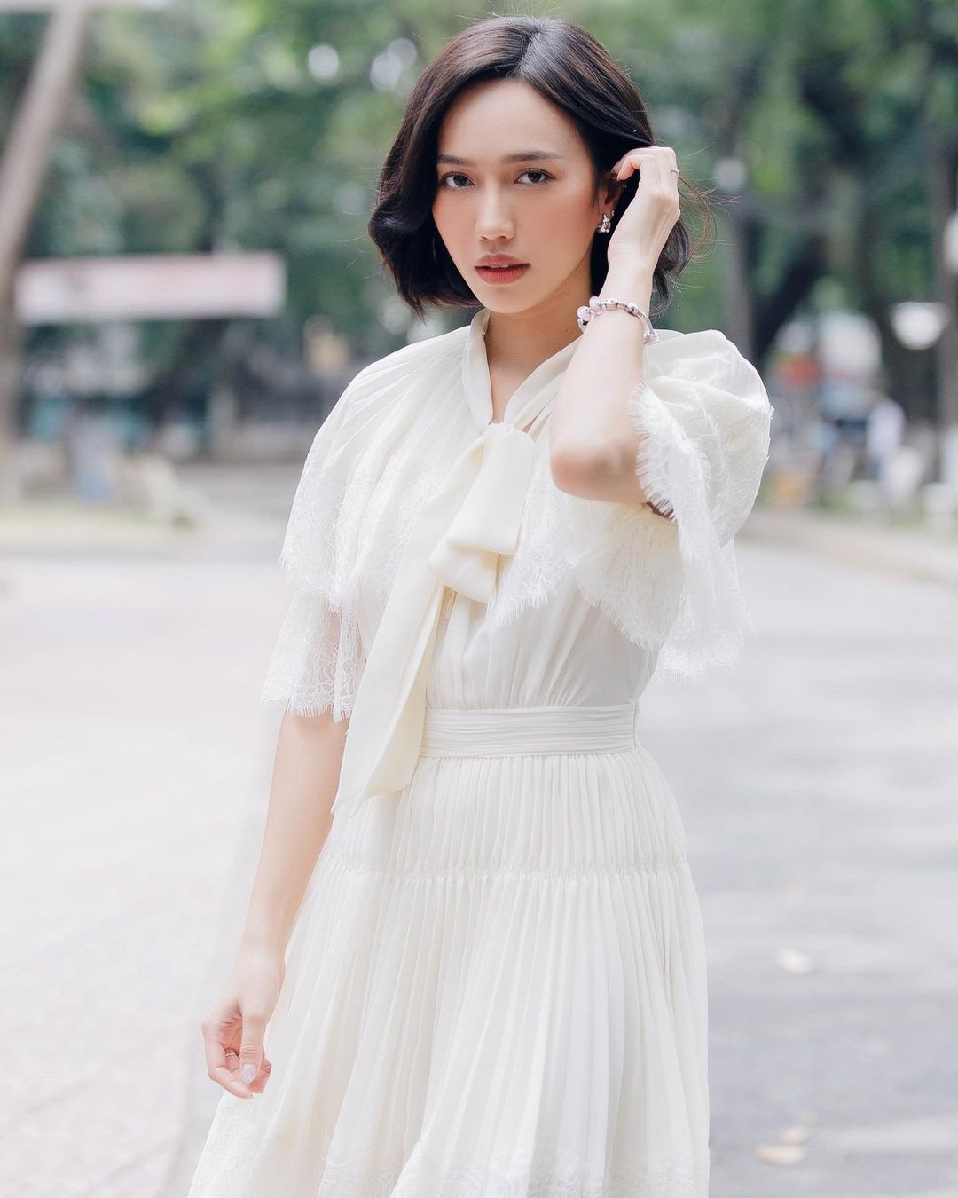 Hoàng Thùy Linh gợi cảm hút mắt, thần thái đỉnh cao trong hậu trường chụp hình thời trang - Ảnh 4.