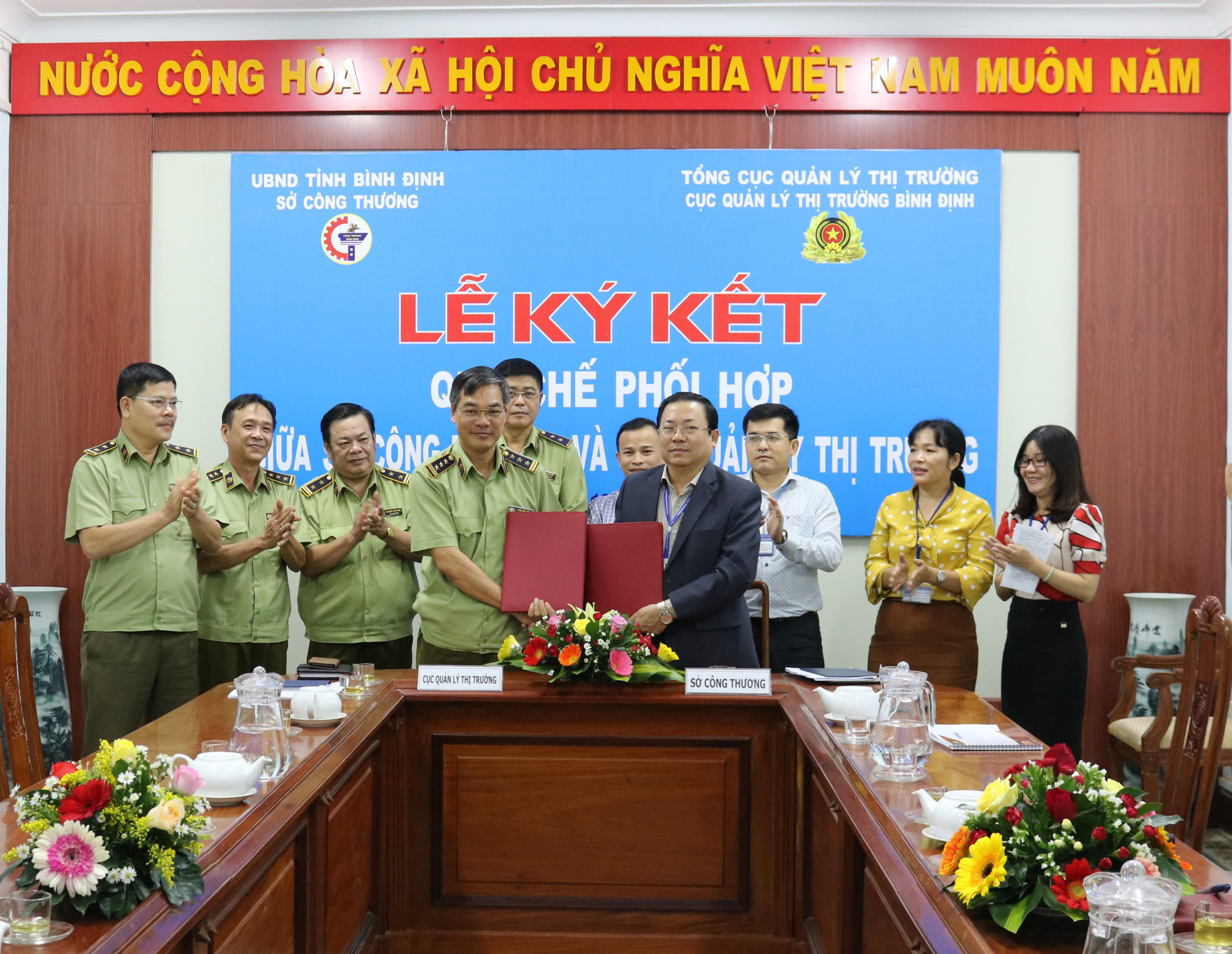 10 tháng, Cục Quản lý thị trường Bình Định kiểm tra hơn 1.000 vụ, thu nộp ngân sách gần 2 tỷ đồng - Ảnh 2.