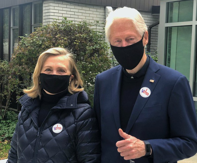 Bầu cử Mỹ: bà Clinton đã bỏ phiếu cho Biden, ông Trump tự tin thắng đậm - Ảnh 1. Bầu cử Mỹ: bà Clinton đã bỏ phiếu cho Biden, ông Trump tự tin thắng đậm - Ảnh 1.