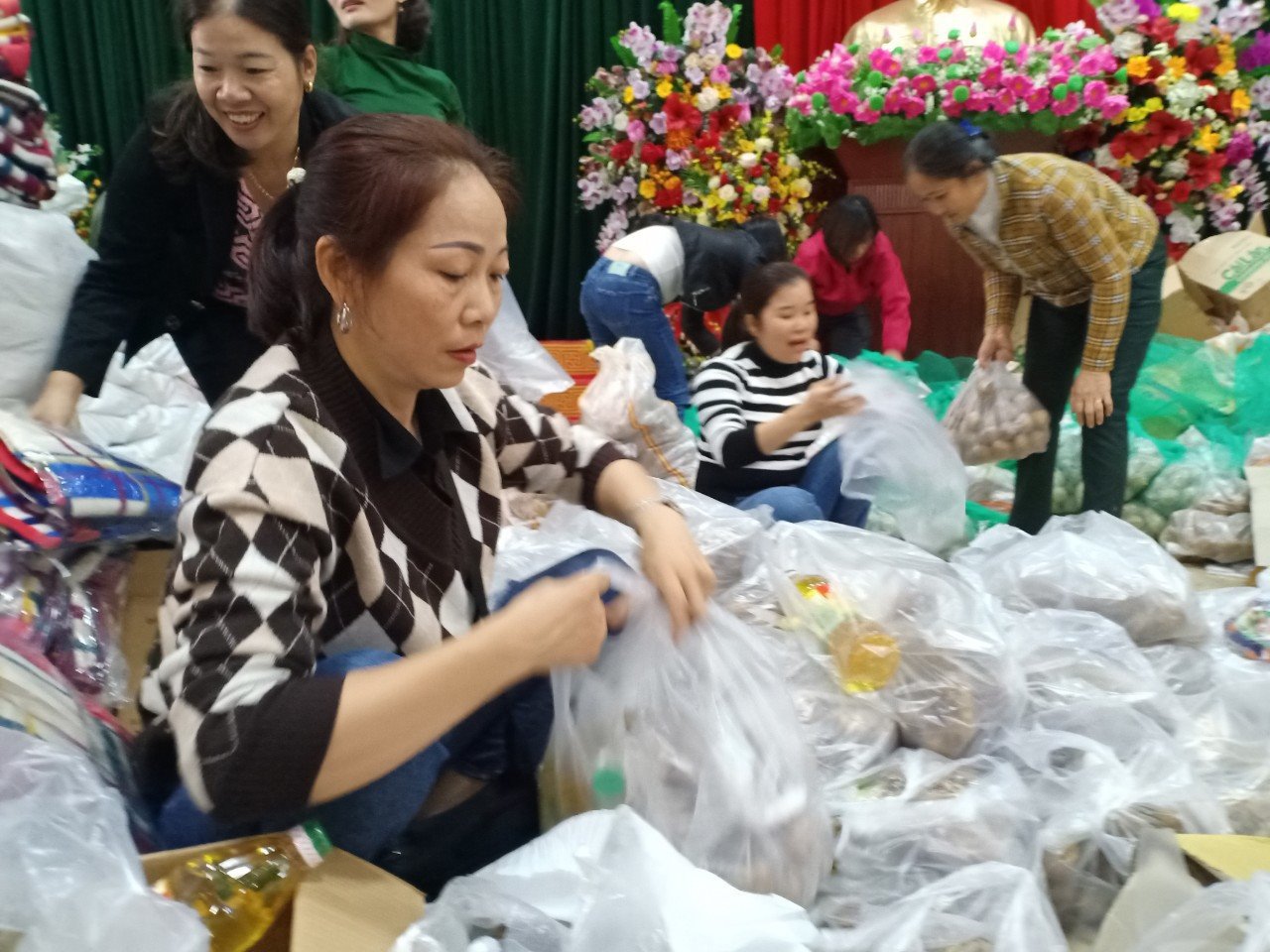 Hà Tĩnh: Người dân vùng lũ phấn khởi vì quà tặng có cả rau - Ảnh 13.