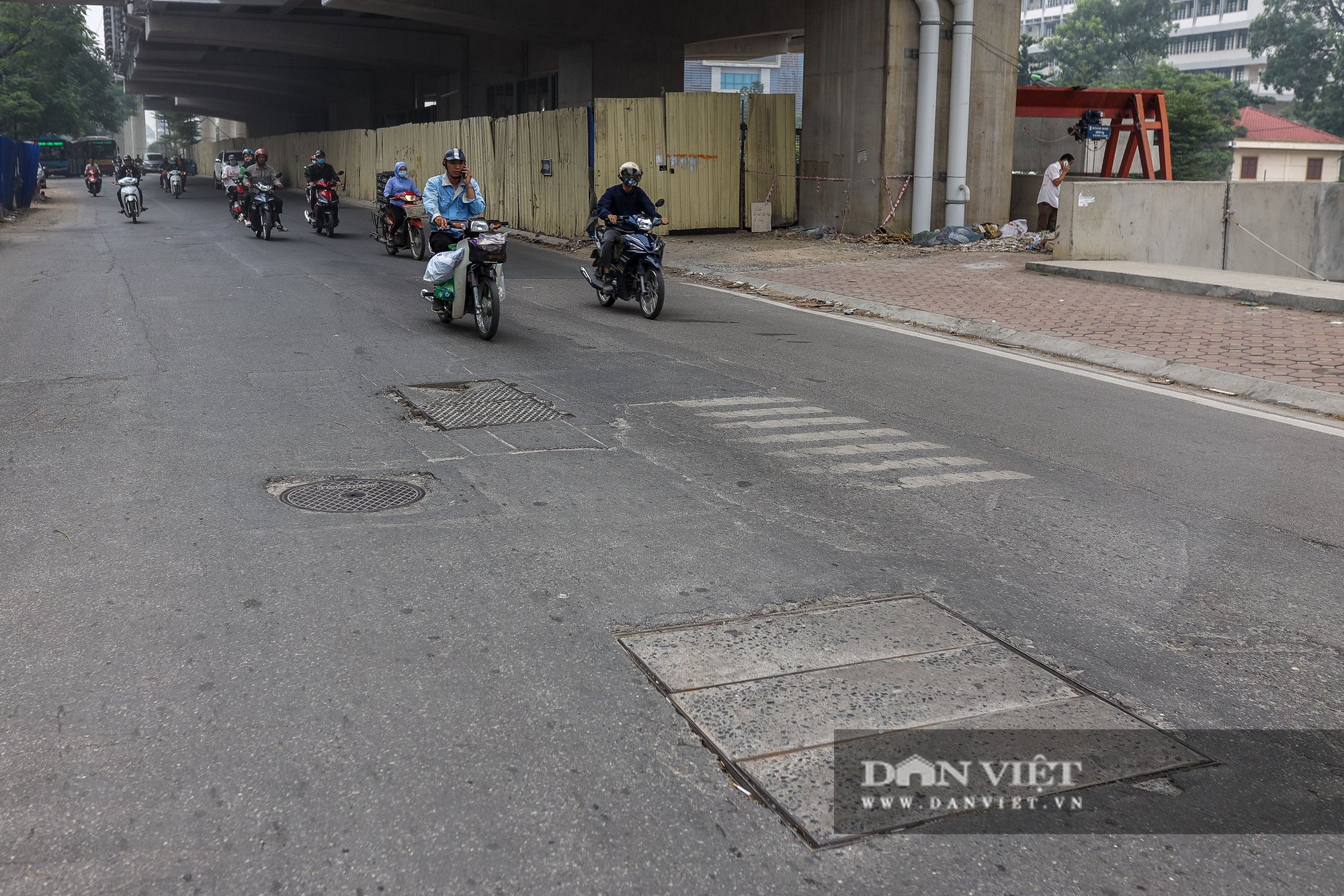 Liên hoàn ổ gà, ổ trâu trên đường Cầu Giấy - Ảnh 1.