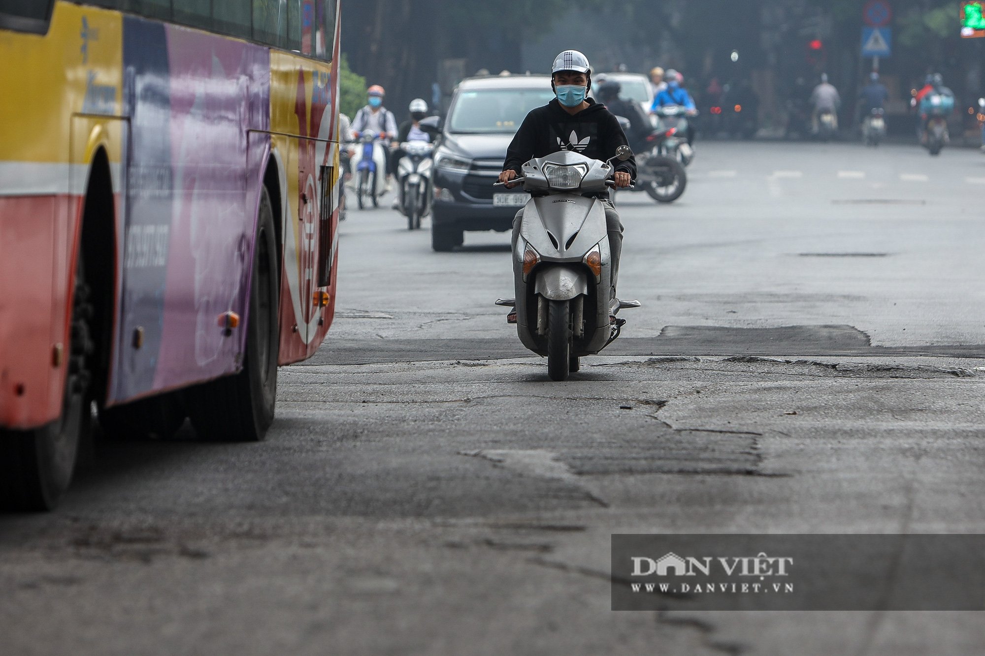 Liên hoàn ổ gà, ổ trâu trên đường Cầu Giấy - Ảnh 3.