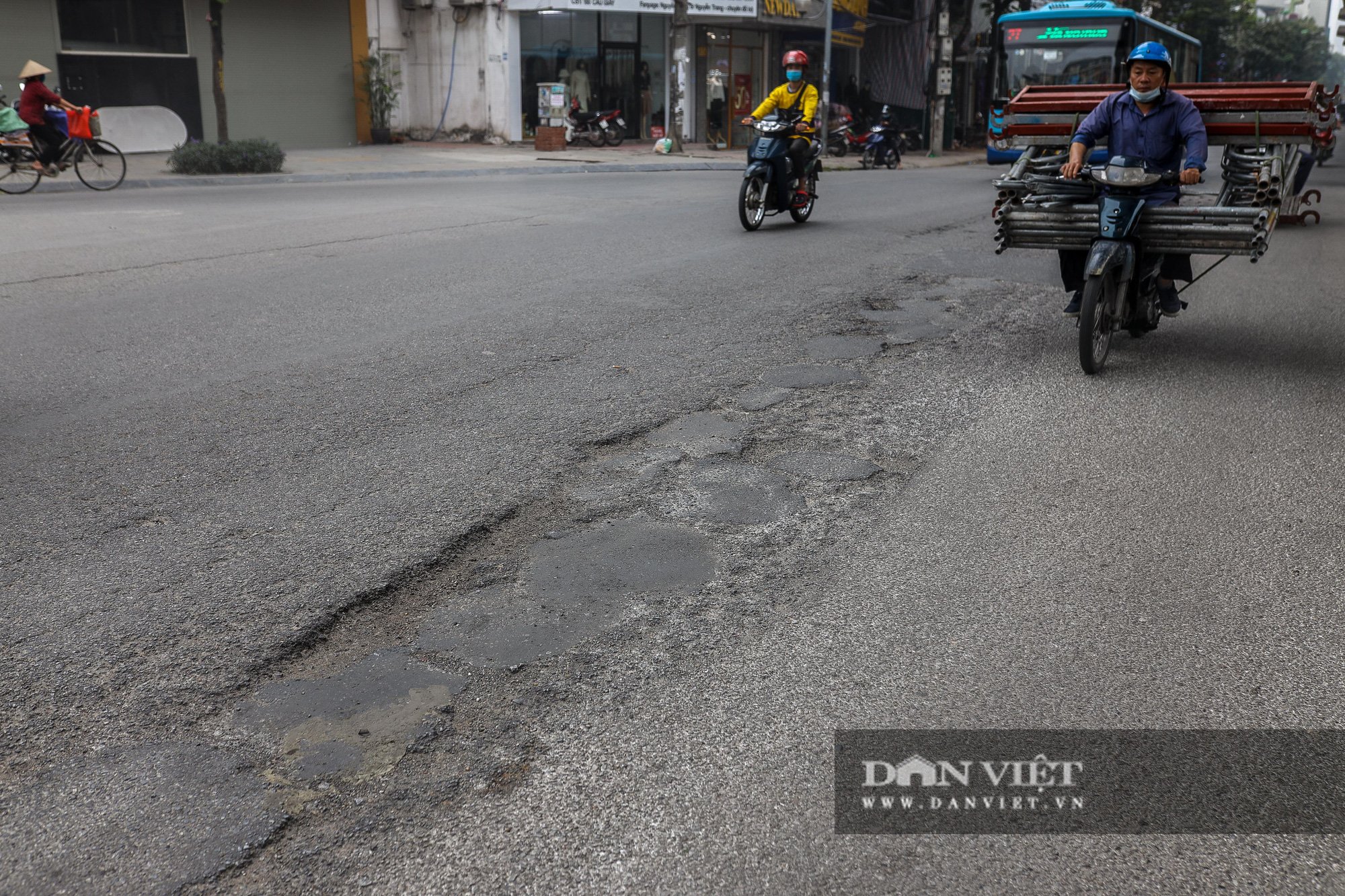 Liên hoàn ổ gà, ổ trâu trên đường Cầu Giấy - Ảnh 11.