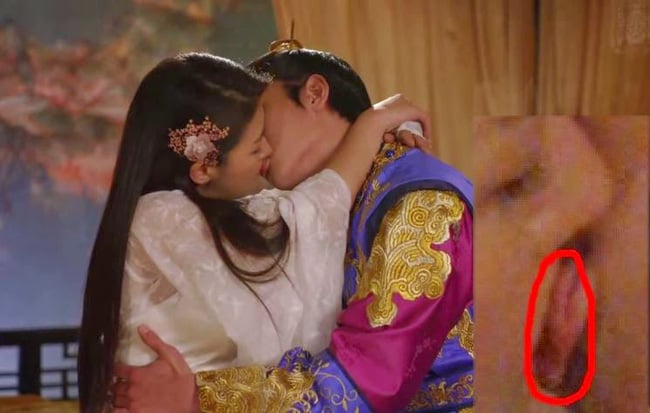 Cảnh hôn ngấu nghiến giữa nam tài tử Hàn Quốc và bạn diễn bị “đào bới”  - Ảnh 2.