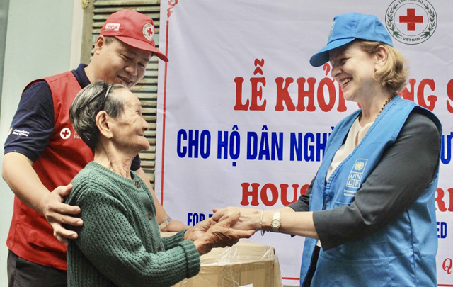 Quảng Ngãi: UNDP phối hợp Hội Chữ thập đỏ tỉnh hỗ trợ khẩn cấp cho người dân - Ảnh 1. Quảng Ngãi: UNDP phối hợp Hội Chữ thập đỏ tỉnh hỗ trợ khẩn cấp cho người dân - Ảnh 1.