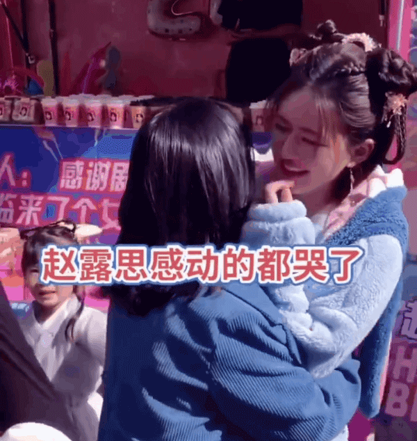 &quot;Mỹ nhân xuyên không&quot; òa khóc nức nở trong tiệc sinh nhật do fan tổ chức trên phim trường - Ảnh 2.