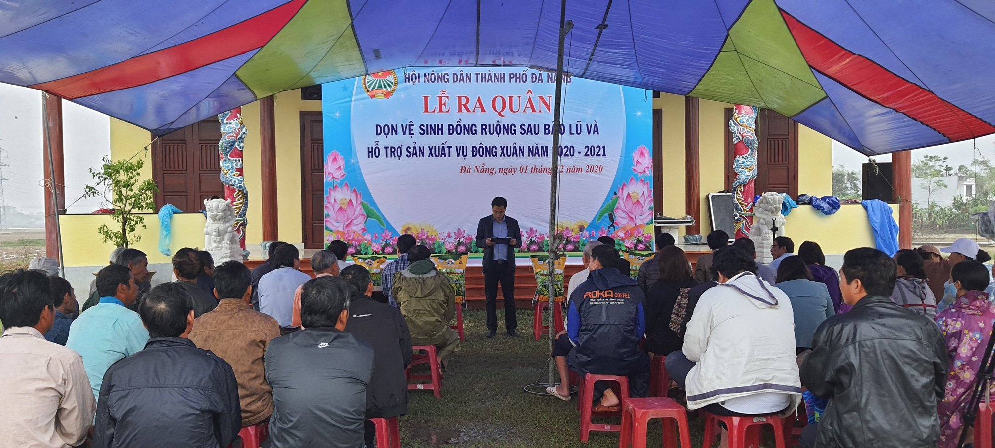 Hội Nông dân Đà Nẵng ra quân dọn vệ sinh đồng ruộng và hỗ trợ nông dân sản xuất sau bão lũ - Ảnh 2.