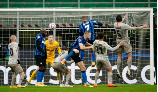 Tình huống vô duyên của Lukaku.