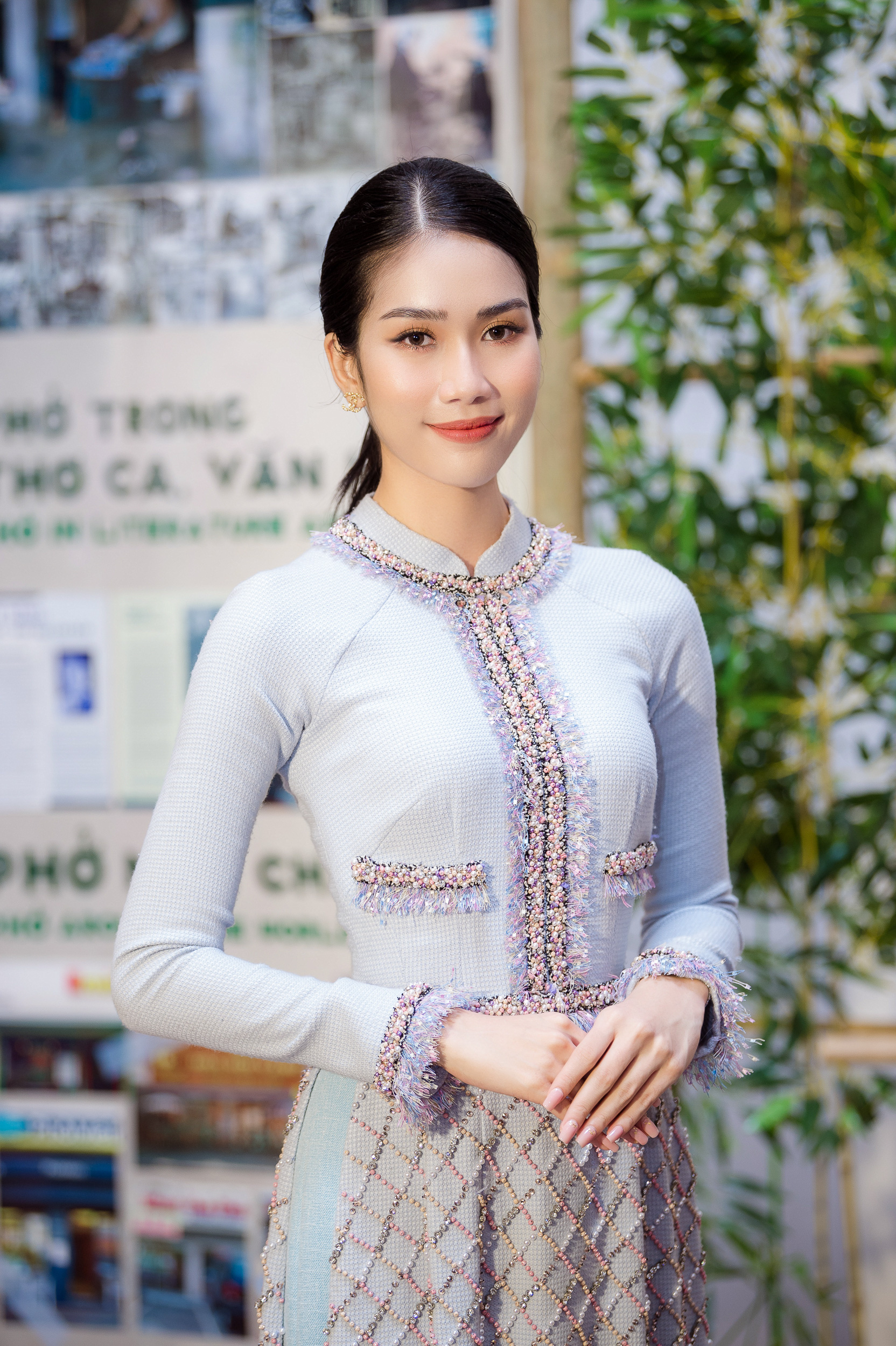 Á hậu Phương Anh gây &quot;sốt&quot; vì lần đầu làm MC &quot;bắn ngoại ngữ như gió&quot; - Ảnh 1.