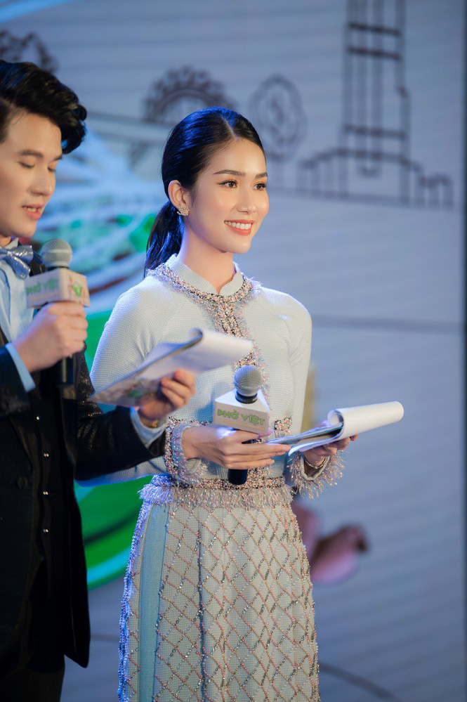 Á hậu Phương Anh gây &quot;sốt&quot; vì lần đầu làm MC &quot;bắn ngoại ngữ như gió&quot; - Ảnh 4.