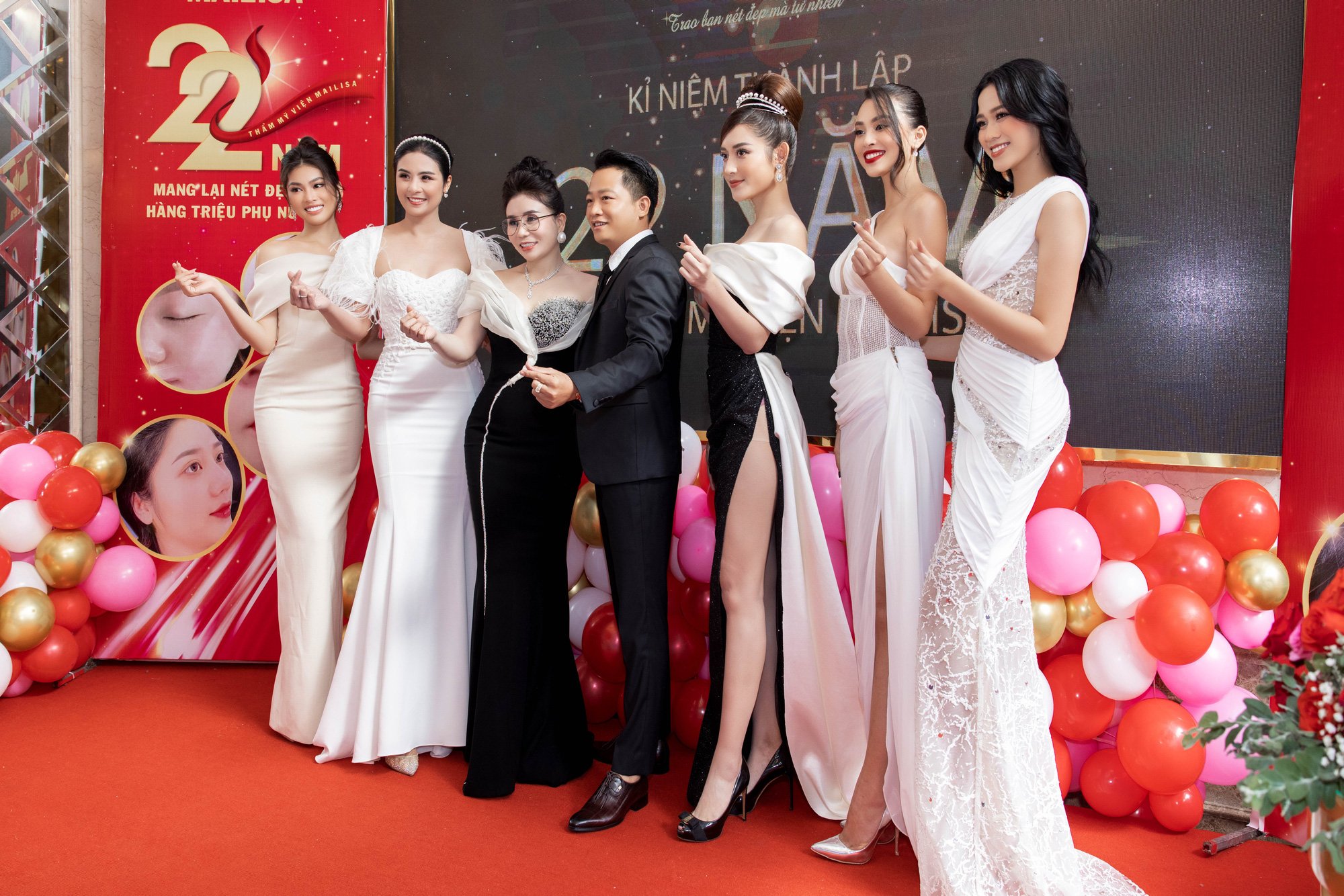 Thủy Tiên giản dị bên dàn hậu, Tiểu Vy, Đỗ Mỹ Linh tiết lộ bí quyết làm đẹp - Ảnh 1.