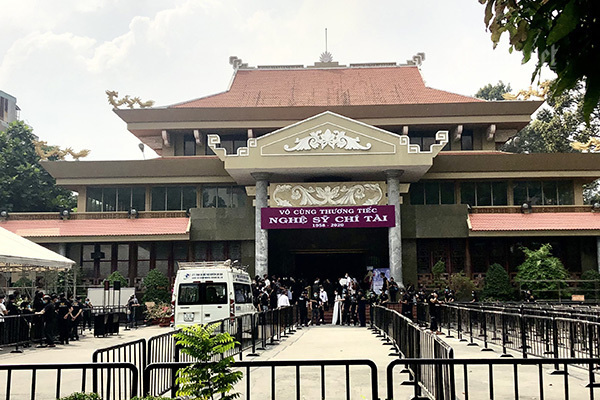 Phút cuối tiễn biệt nghệ sĩ Chí Tài khiến NSƯT Hoài Linh lặng lẽ, Trường Giang khóc nghẹn - Ảnh 1.