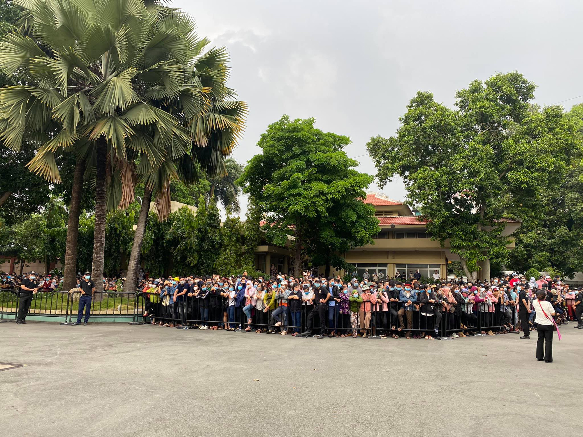 Nghẹn lòng NSƯT Hoài Linh tiễn linh cữu Chí Tài ra sân bay, fan khóc nức nở dưới mưa  - Ảnh 5.