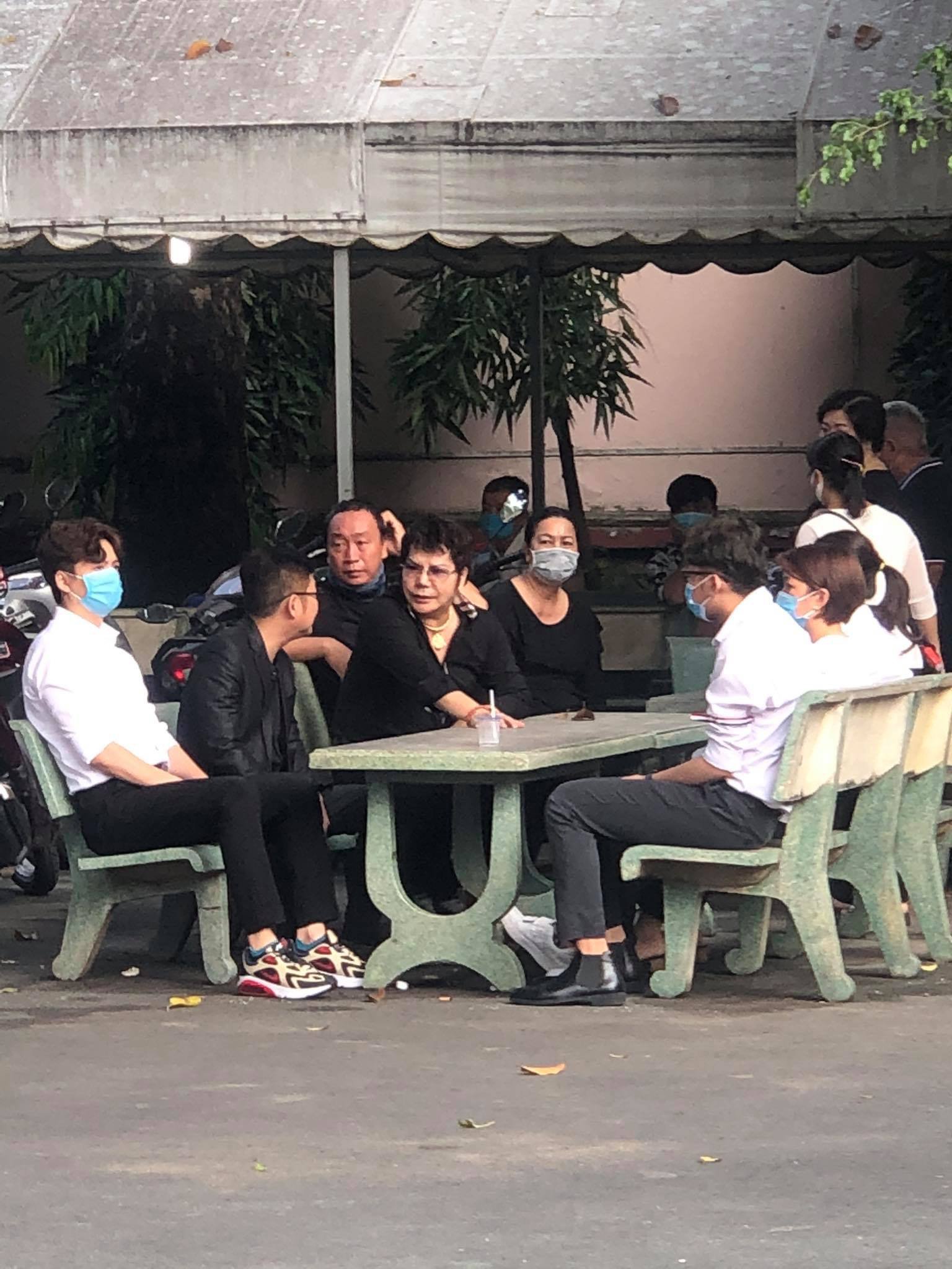 Đông đảo dàn sao Việt đến viếng nghệ sĩ Chí Tài, nhiều YouTuber có mặt từ 3 giờ sáng - Ảnh 4.