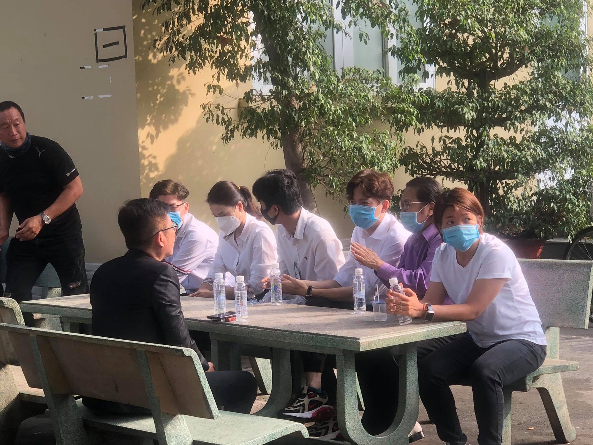 Đông đảo dàn sao Việt đến viếng nghệ sĩ Chí Tài, nhiều YouTuber có mặt từ 3 giờ sáng - Ảnh 5.