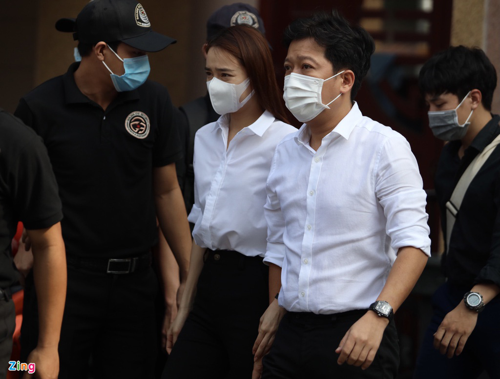 Phút cuối tiễn biệt nghệ sĩ Chí Tài khiến NSƯT Hoài Linh lặng lẽ, Trường Giang khóc nghẹn - Ảnh 3.