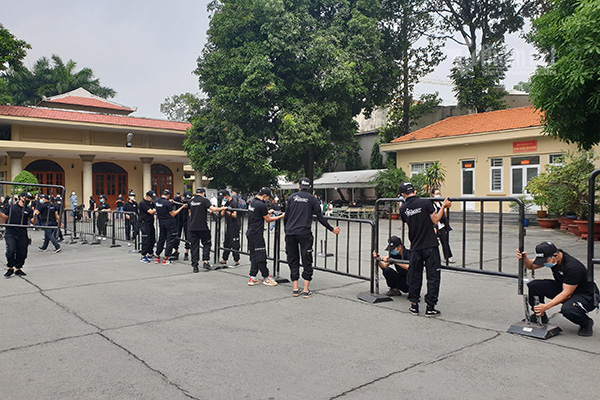 Hồ Ngọc Hà xin lỗi vì &quot;lỡ hẹn lần gặp cuối&quot;, Phi Nhung nghẹn ngào đến đám tang nghệ sĩ Chí Tài - Ảnh 5.