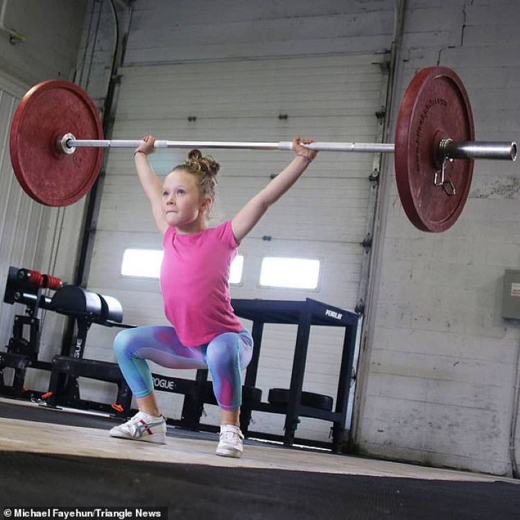 Nghẹt thở chứng kiến bé gái 7 tuổi khỏe nhất thế giới có thể nâng tạ 80 kg - Ảnh 2. Nghẹt thở chứng kiến bé gái 7 tuổi khỏe nhất thế giới có thể nâng tạ 80 kg - Ảnh 2.