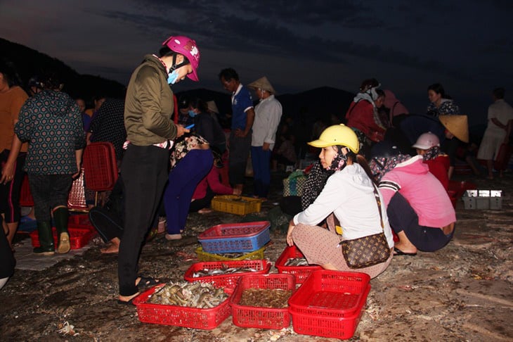 Hà Tĩnh: La liệt mực, tôm, cá, ghẹ ở chợ cá 600 tuổi ở gò Cửa Nhượng - Ảnh 2. Hà Tĩnh: La liệt mực, tôm, cá, ghẹ ở chợ cá 600 tuổi ở gò Cửa Nhượng - Ảnh 2.