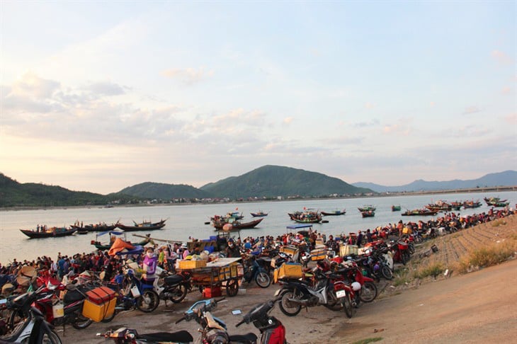 Hà Tĩnh: La liệt mực, tôm, cá, ghẹ ở chợ cá 600 tuổi ở gò Cửa Nhượng - Ảnh 1. Hà Tĩnh: La liệt mực, tôm, cá, ghẹ ở chợ cá 600 tuổi ở gò Cửa Nhượng - Ảnh 1.