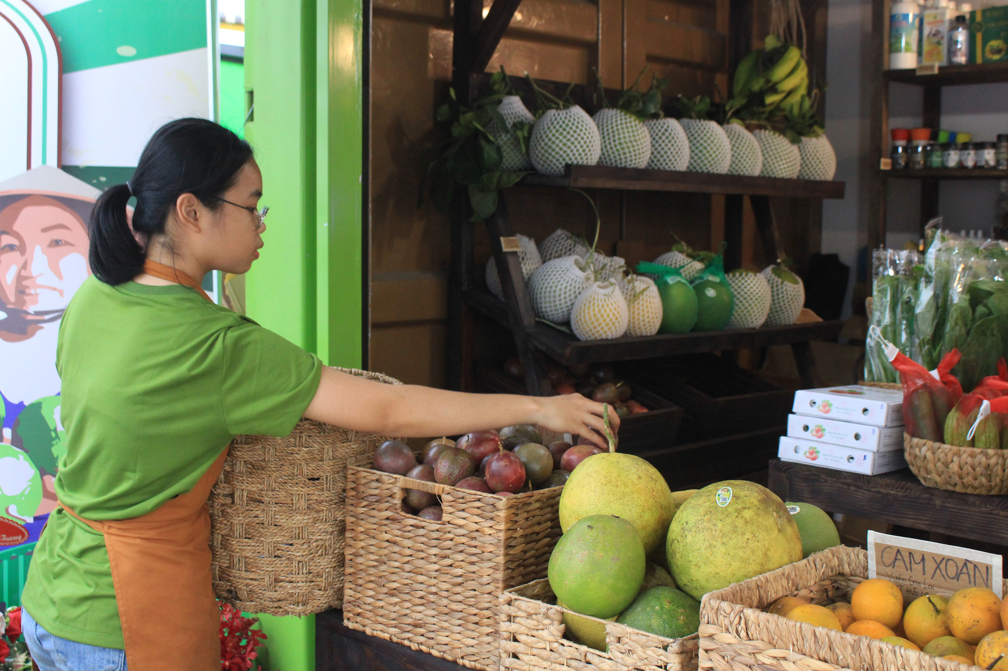 Siêu thị của nông dân đầu tiên ở Sài Gòn có gì, mà vừa mở bán, thanh long, cam canh đã bị mua sạch? - Ảnh 6.