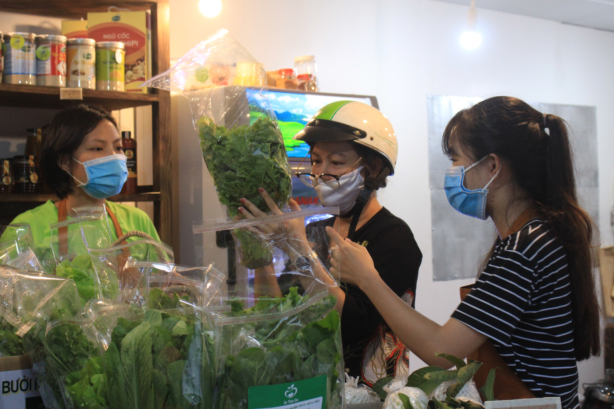 Siêu thị của nông dân đầu tiên ở Sài Gòn có gì, mà vừa mở bán, thanh long, cam canh đã bị mua sạch? - Ảnh 2.
