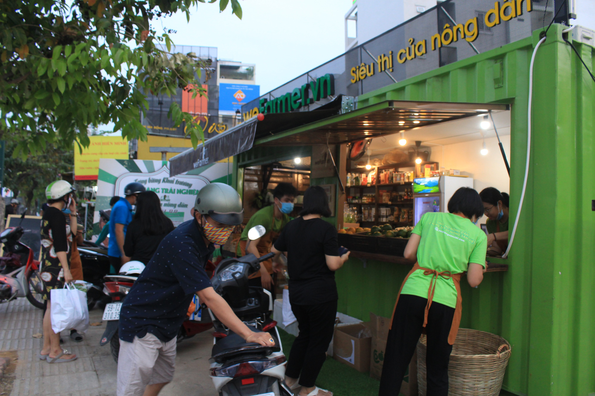 Siêu thị của nông dân đầu tiên ở Sài Gòn có gì, mà vừa mở bán, thanh long, cam canh đã bị mua sạch? - Ảnh 1.