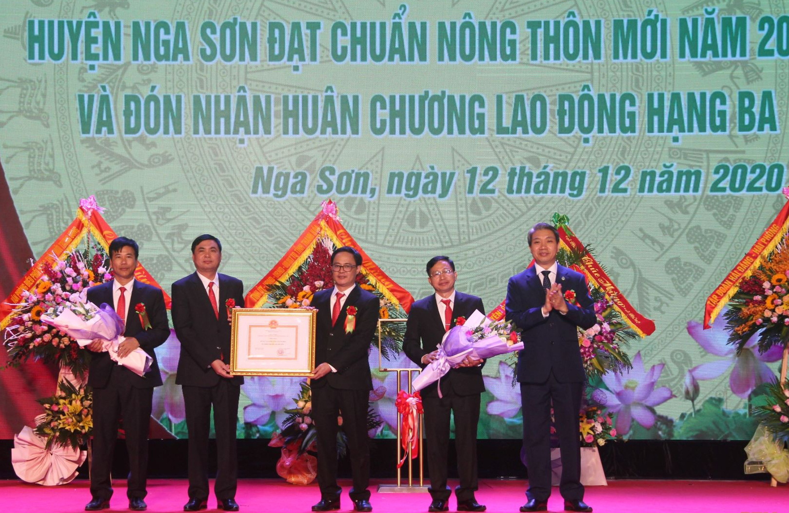 Thanh Hóa: Nga Sơn công bố huyện đạt chuẩn NTM và đón nhận Huân chương Lao động hạng ba - Ảnh 1. Thanh Hóa: Nga Sơn công bố huyện đạt chuẩn NTM và đón nhận Huân chương Lao động hạng ba - Ảnh 1.