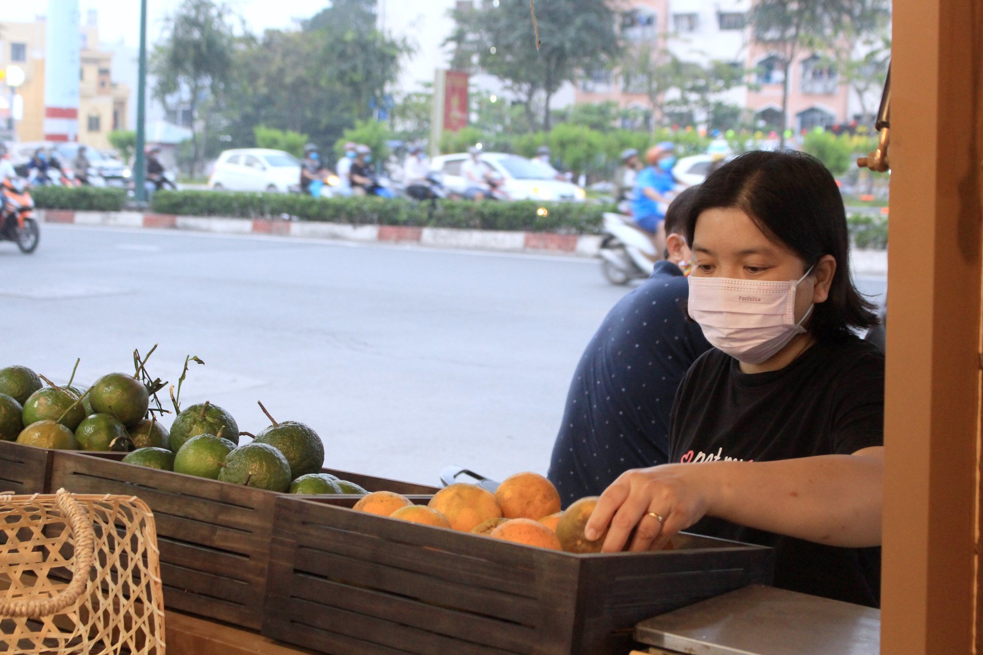 Siêu thị của nông dân đầu tiên ở Sài Gòn có gì, mà vừa mở bán, thanh long, cam canh đã bị mua sạch? - Ảnh 4.