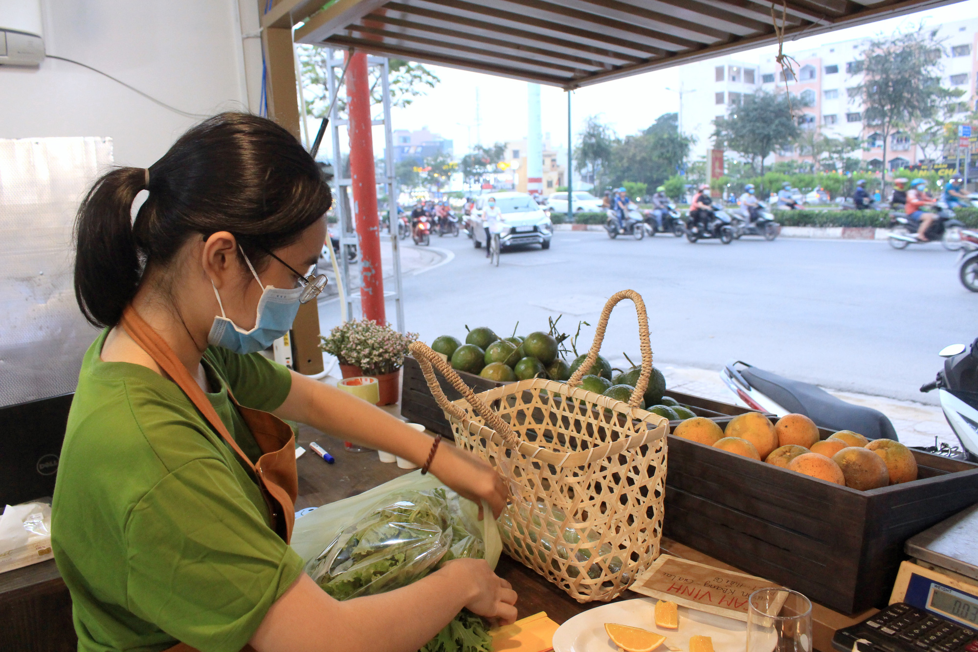 Siêu thị của nông dân đầu tiên ở Sài Gòn có gì, mà vừa mở bán, thanh long, cam canh đã bị mua sạch? - Ảnh 11.