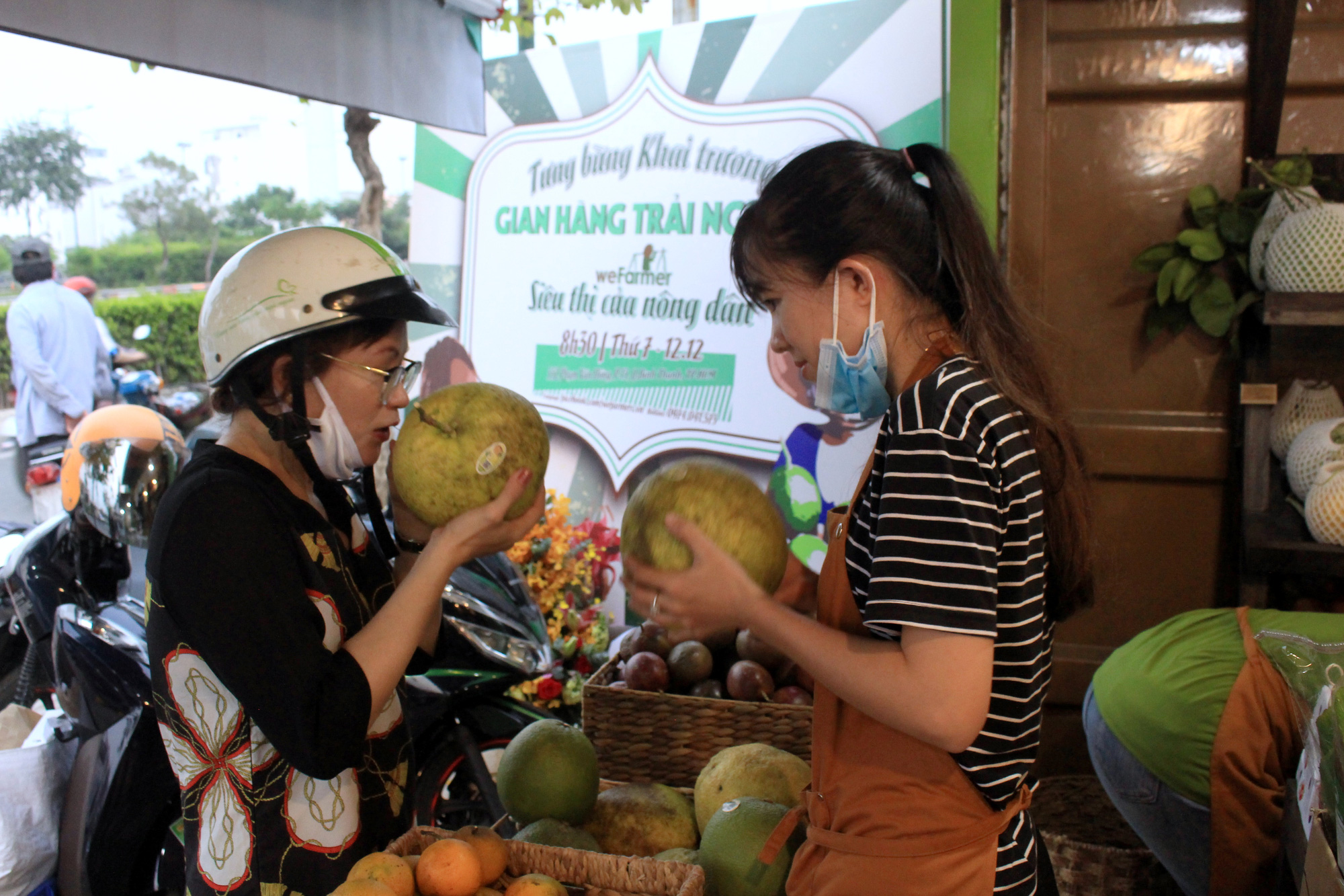 Siêu thị của nông dân đầu tiên ở Sài Gòn có gì, mà vừa mở bán, thanh long, cam canh đã bị mua sạch? - Ảnh 8.