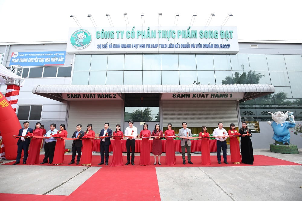 Trạm trung chuyển thịt lợn đầu tiên tại miền Bắc được kiểm soát nghiêm ngặt thế nào? - Ảnh 1. Trạm trung chuyển thịt lợn đầu tiên tại miền Bắc được kiểm soát nghiêm ngặt thế nào? - Ảnh 1.