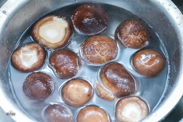 Đừng chỉ rửa với nước, hãy cho thêm thứ này vào để nấm hương tươi sạch 100% bụi bẩn - Ảnh 6.