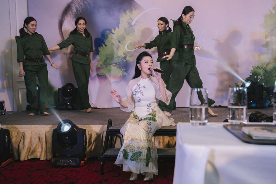 Sao Mai Thu Hằng, khoe con gái ba tháng tuổi trong ngày ra album tặng Cha   - Ảnh 4.