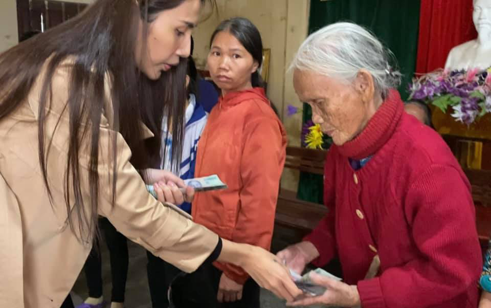Thủy Tiên gây &quot;sốt&quot; vì công bố số tiền &quot;khủng&quot; từ &quot;túi riêng&quot; lo Tết, trả nợ cho dân nghèo - Ảnh 5.