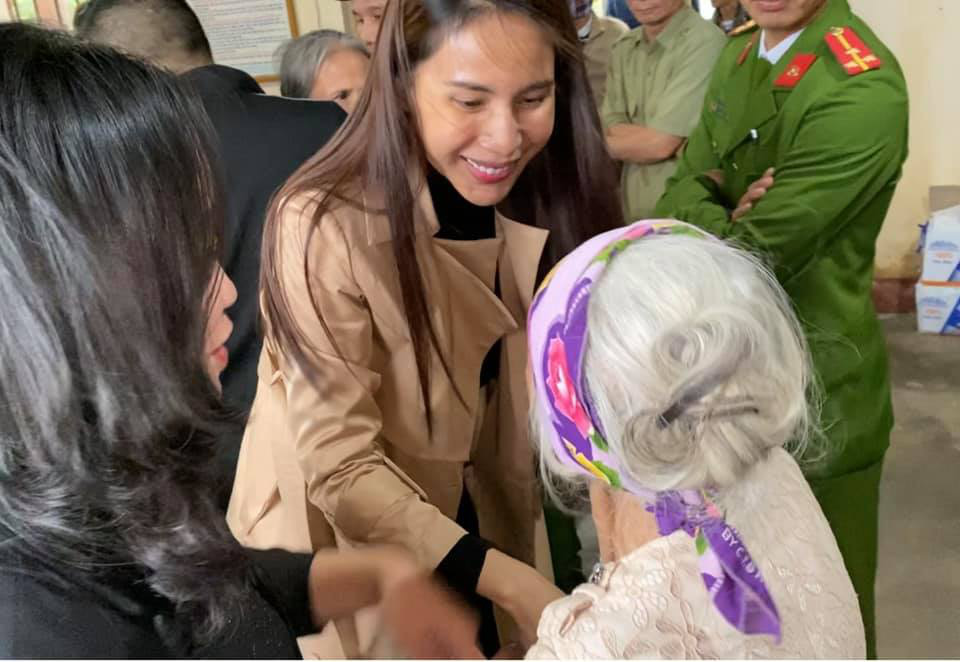 Thủy Tiên gây &quot;sốt&quot; vì công bố số tiền &quot;khủng&quot; từ &quot;túi riêng&quot; lo Tết, trả nợ cho dân nghèo - Ảnh 4.